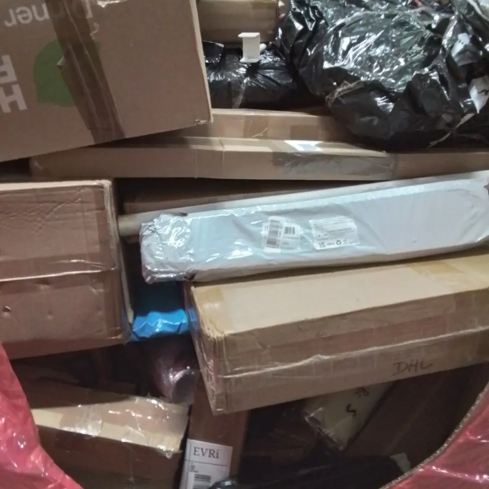 PALLET CONTAINING VARIOUS ASSORTED BOXED HOUSEHOLD ITEMS TO INCLUDE: LARGE AREA RUG, RETRACTABLE SAFETY GATES, LAPTOP TRAYS AND LOTS MORE UNMARKED BOXED ITEMS 