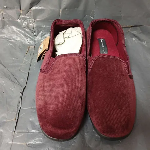 APPROXIMATELY 17 DUNLOP LLOYD SLIPPERS IN RED (VARIOUS SIZES)