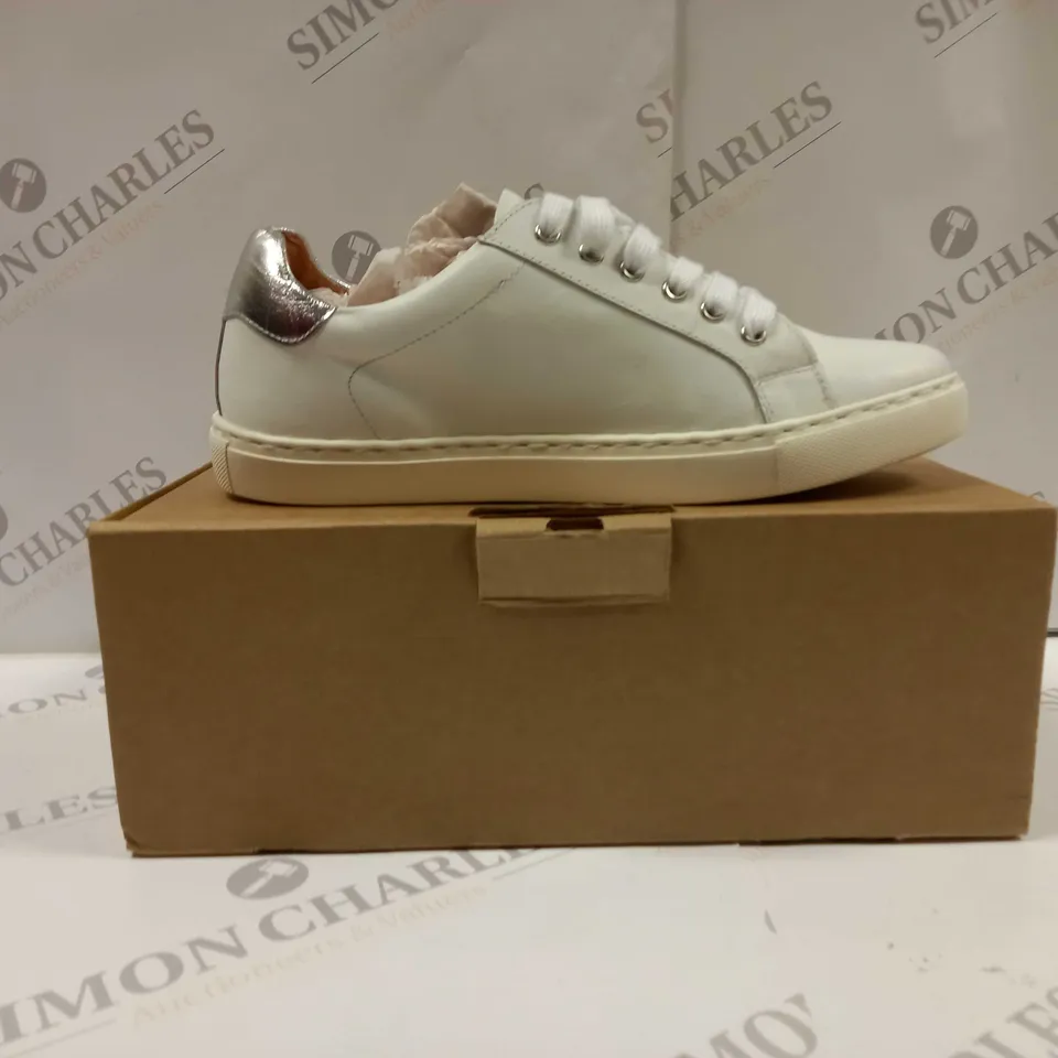 BOXED PAIR OF MAISON DE NIMES LEATHER ZIP SIDE TRAINERS IN WHITE - SIZE 6