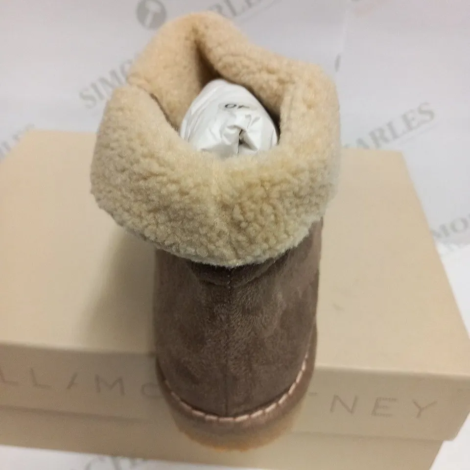BOXED PAIR OF STELLA MCCARTNEY KICKAPOO LOW BOOT PEBBLE SIZE 40