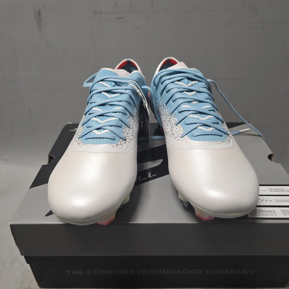 BOXED PAIR OF SKECHERS RAZOR 1.5 FOOTBALL BOOTS IN WHITE/TURQUOISE - UK 9.5