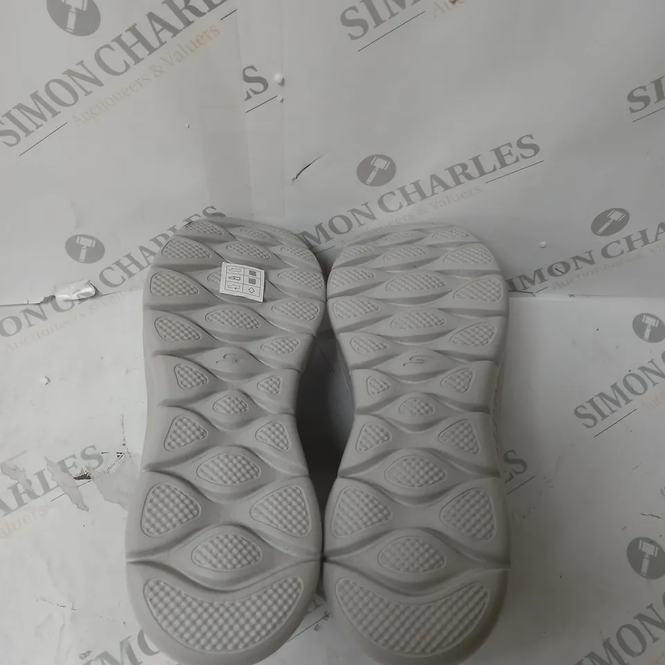 SKECHERS AIR COOLED GOGA MAT GO WALK TRAINERS - SIZE 5