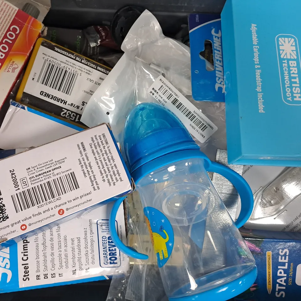 APPROXIMATELY 20 ASSORTED HOUSEHOLD ITEMS TO INCLUDE AIR UP POD, PASSPORT COVER, ETC