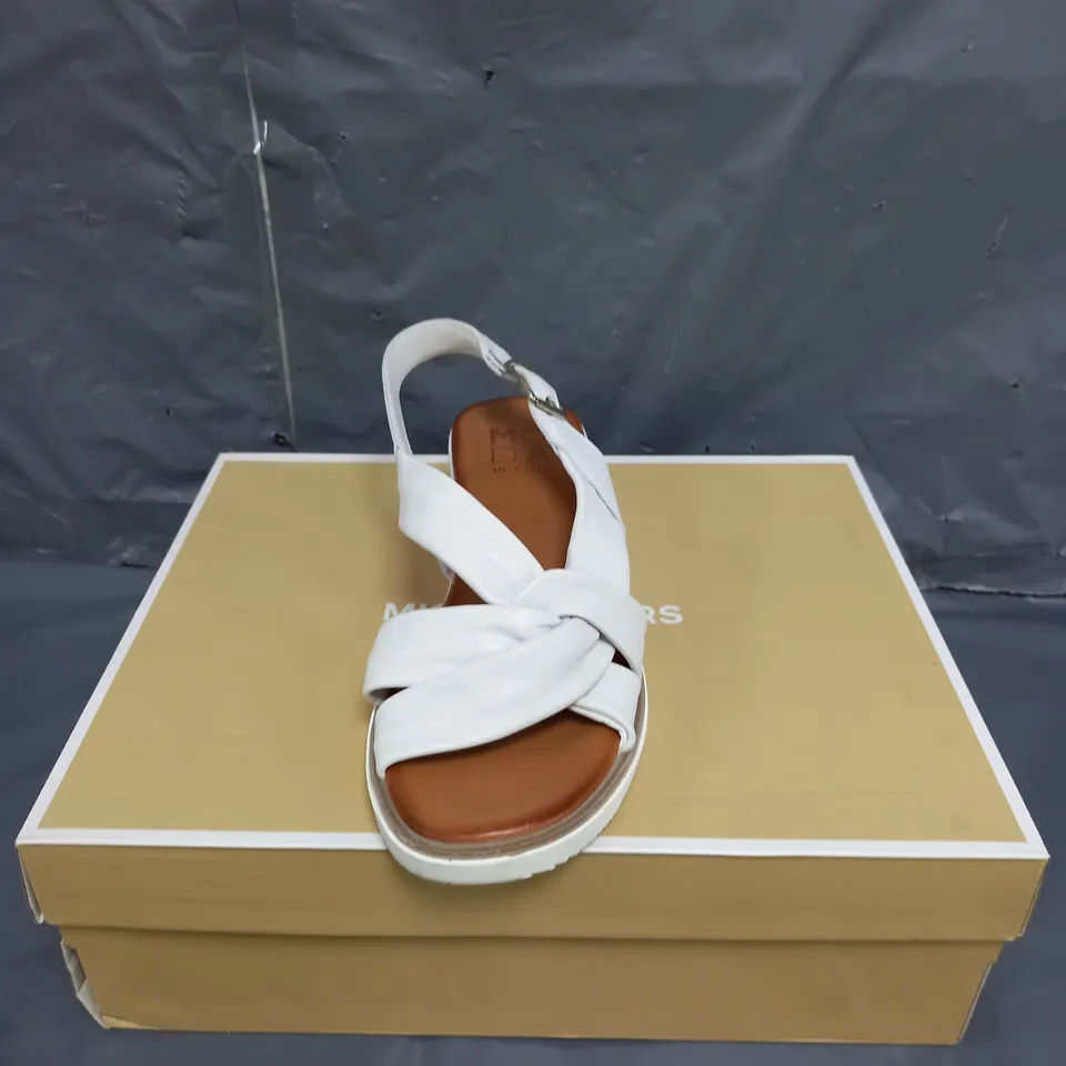 MODA IN PELLE LEATHER SANDALS WHITE SIZE 4