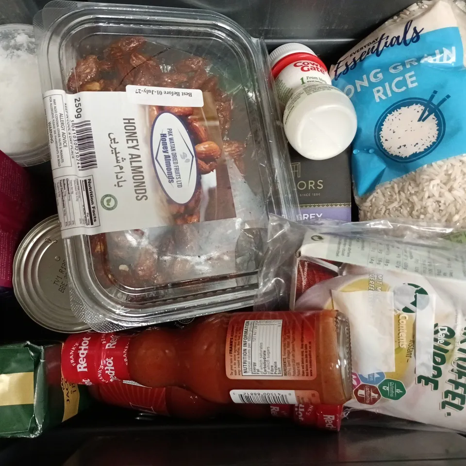 APPROXIMATELY 12 ASSORTED FOOD & DRINK ITEMS TO INCLUDE CHILLI BEANS, FRANKS RED HOT SAUCE, HONEY ALMONDS, ETC - COLLECTION ONLY