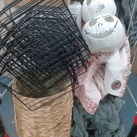 CAGE OF APPROXIMATELY 8 ASSORTED HOUSEHOLD ITEMS TO INCLUDE HALLOWEEN DECORATION, METAL STORAGE RACKS, OVEN TRAYS, ETC - COLLECTION ONLY