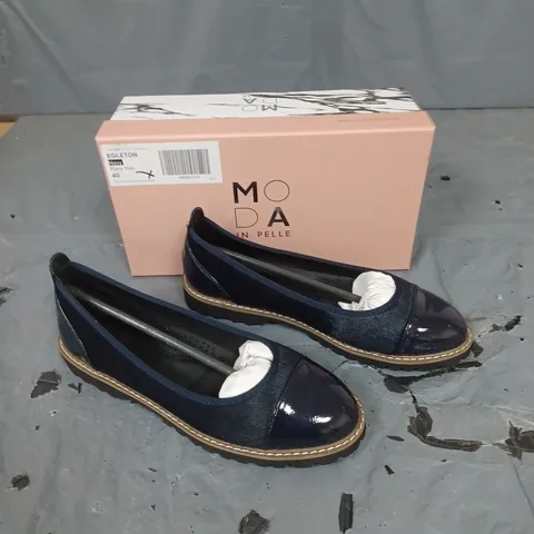 BOXED PAIR OF MODA IN PELLE EGLETON NAVY PONY HAIR TOE CAP CLEATED BALLERINA SIZE 40