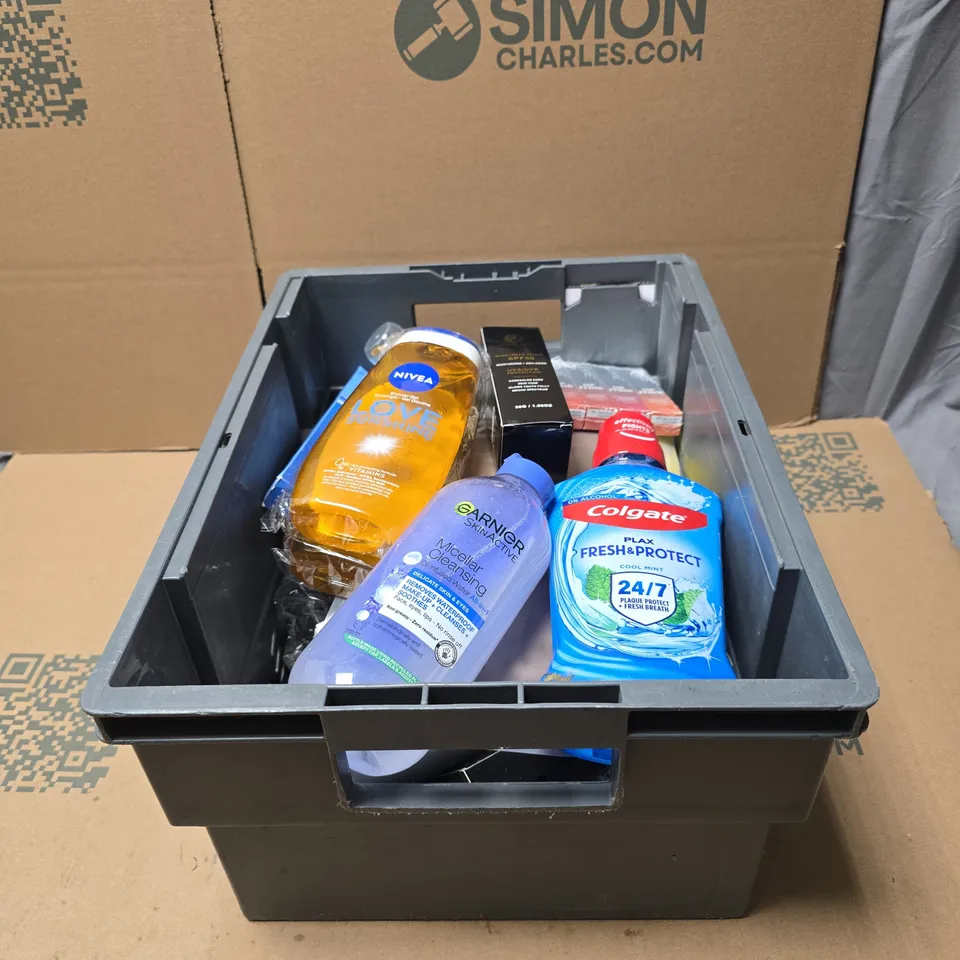 TOTE OF APPROXIMATELY 20 ASSORTED COSMETIC ITEMS TO INCLUDE COLGATE, GARNIER, NIVEA SHOWER GEL, LIP STAIN ETC