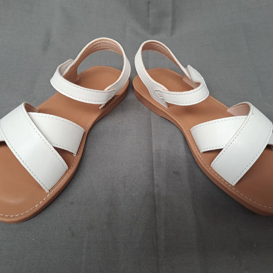 BOXED PAIR OF DESIGNER OPEN TOE CROSS-STRAP FLAT SANDALS IN WHITE EU SIZE 30