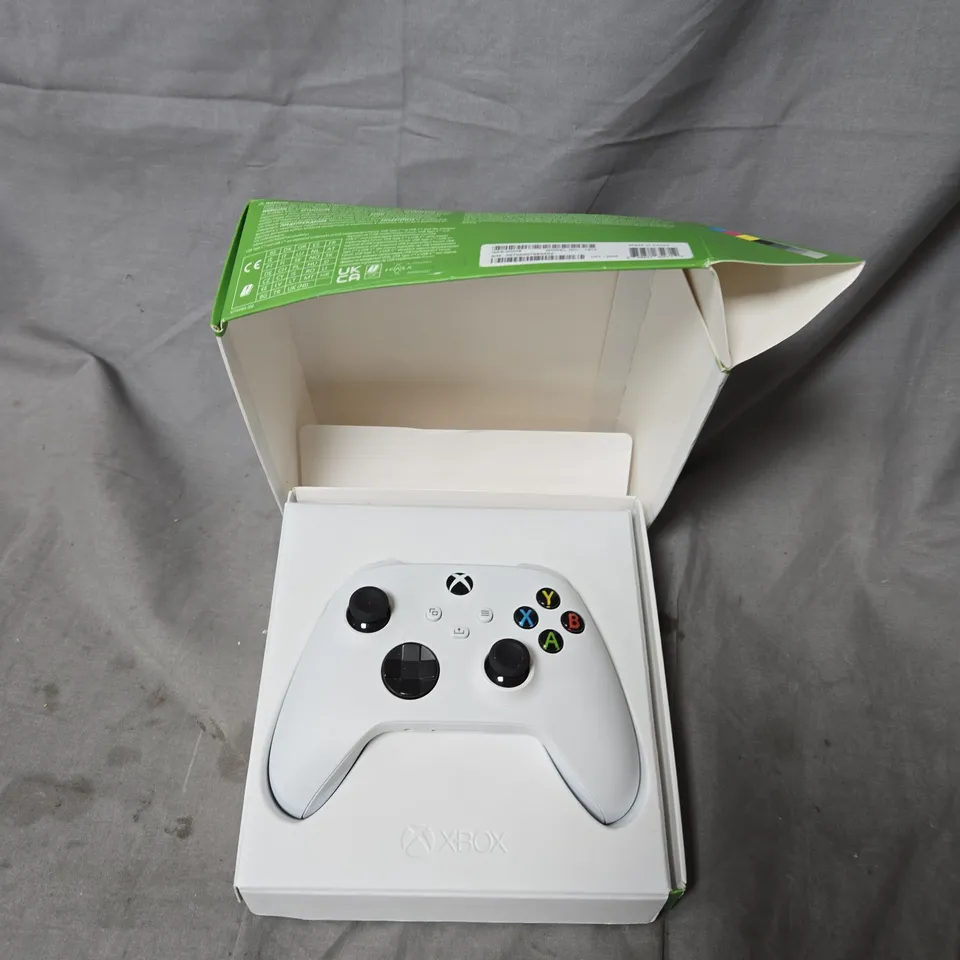 XBOX WIRELESS CONTROLLER – ROBOT WHITE (BOXED)
