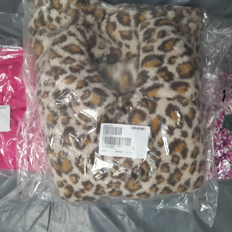 BOX OF APPROXIMATELY 20 ASSORTED CLOTHING AND FASHION ITEMS IN VARIOUS STYLES, SIZES, AND COLOURS