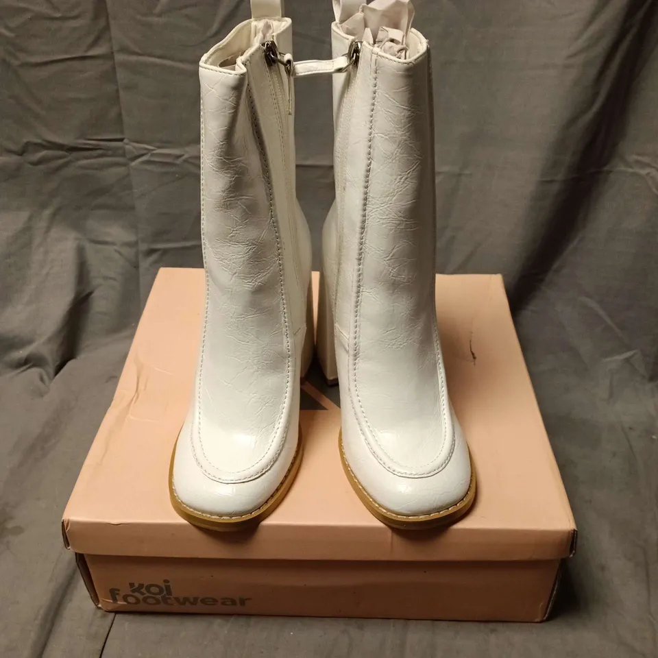 BOXED PAIR OF KOI WHITE CRINKLE PU BOOTS IN WHITE - SIZE 4
