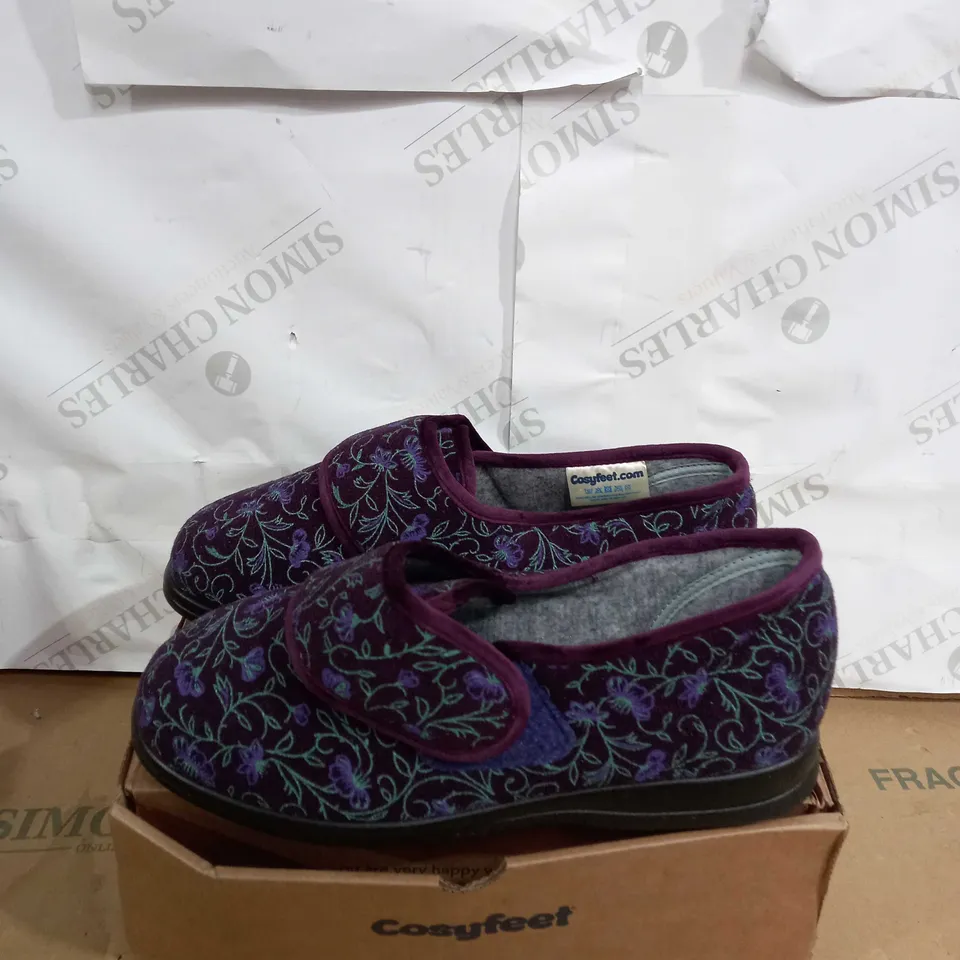 BOXED PAIR OF COSYFEET PLUM FLORAL SLIPPERS SIZE 7