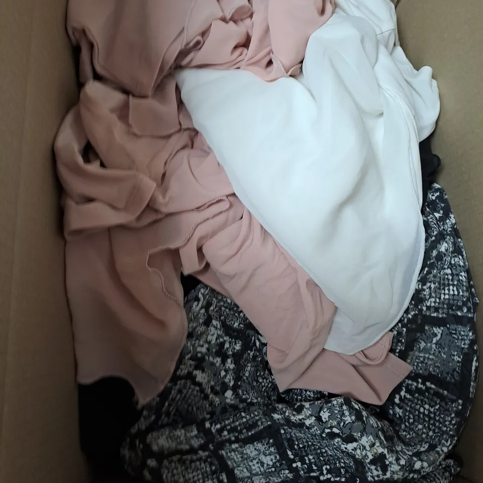 BOX OF ASSORTED CLOTHING ITEMS TO INCLUDE DRESSES - LEGGINGS - TOPS 