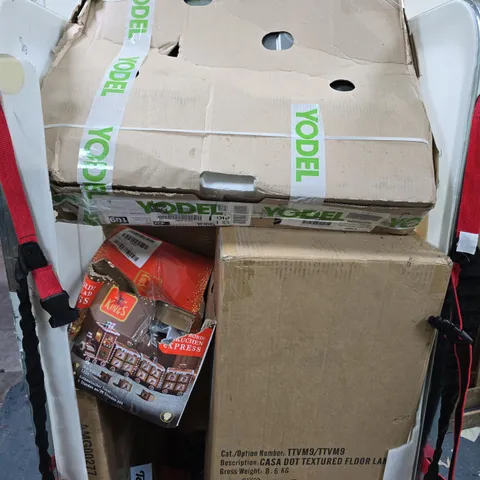 APPROXIMATELY 10 ASSORTED DAMAGED/FAULTY HOUSEHOLD PRODUCTS TO INCLUDE FLOOR LAMP, CHRISTMAS DECOR, TABLE LAMP ETC 