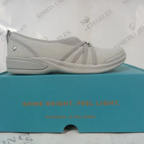 BOXED PAIR OF BZEES SHOES IN LIGHT GREY W. GLITTER EFFECT SIZE 7