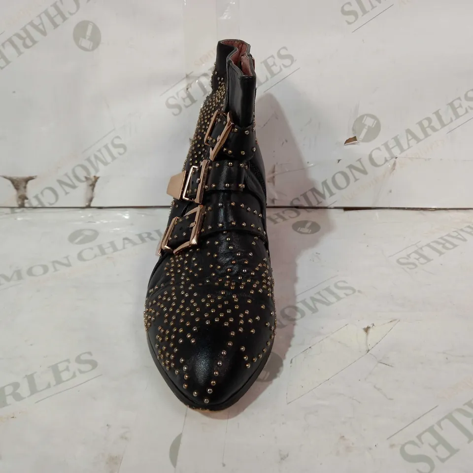 BOXED PAIR OF CHLOÉ LEATHER LOW HEELED BOOTS IN BLACK W. GOLD EFFECT STUDS EU SIZE 37 