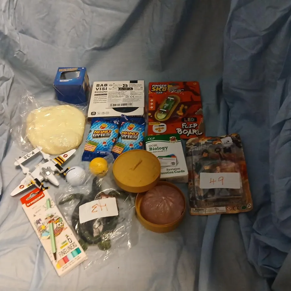 LARGE QUANTITY OF ASSORTED TOYS AND ACCESSORIES TO INCLUDE; BRUYNZEEL FINELINERS, BRAIN BOTS SEA DEFENDERS, MARBLES, LOVE DIANA MYSTERY BOW AND FINGER SK8 TEAM