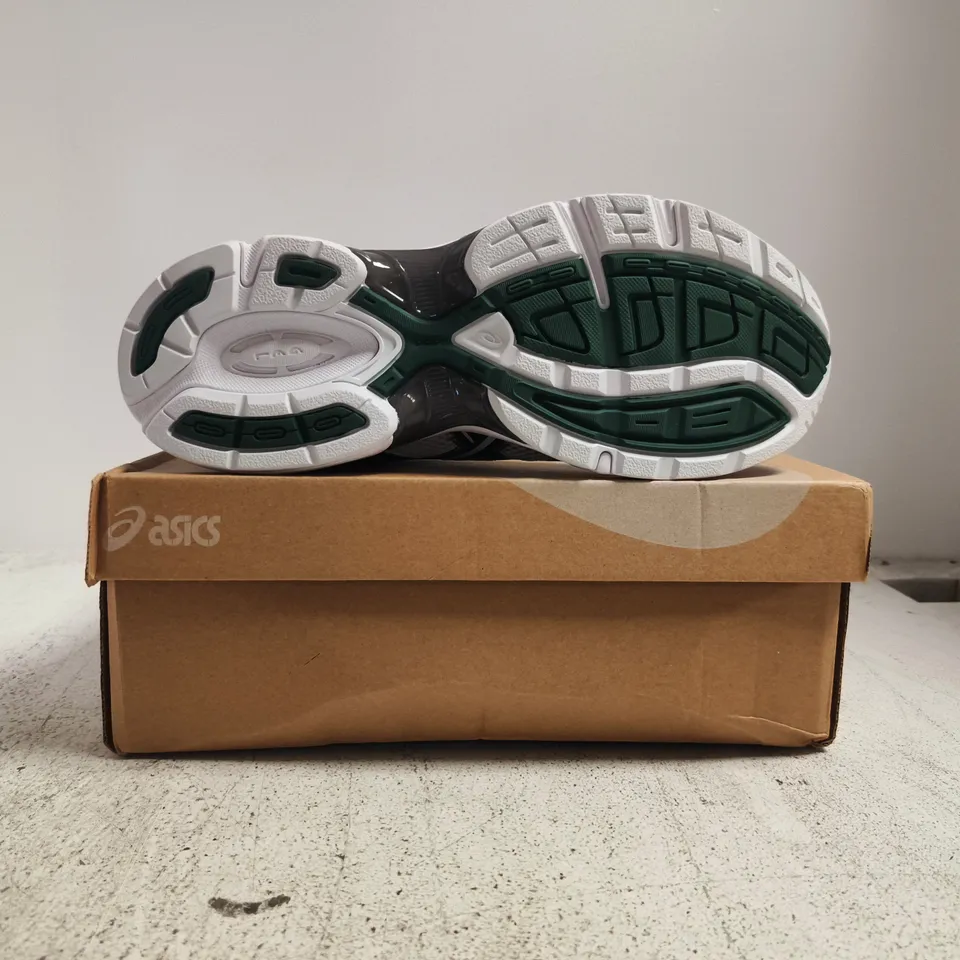BOXED PAIR OF ASICS GEL-1130 TRAINERS IN WHITE/FOREST NIGHT SIZE UK 9