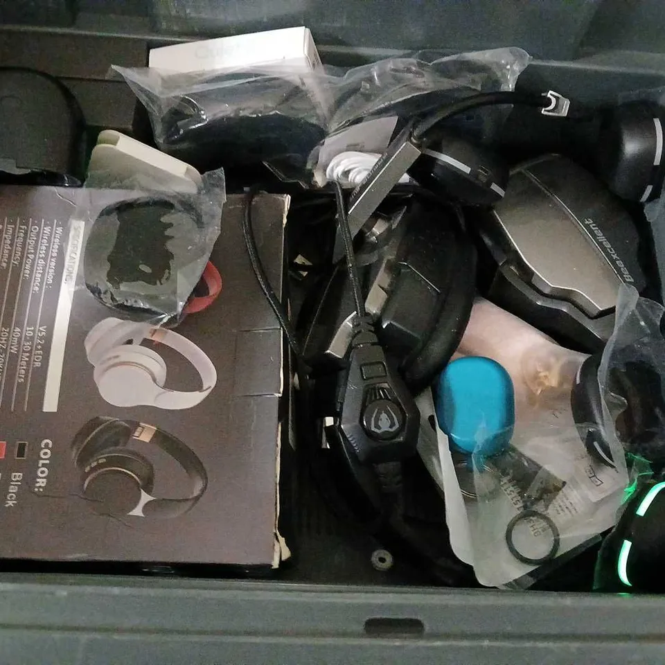 LOT OF APPROXIMATELY 25 ASSORTED AUDIO ITEMS TO INCLUDE SONY, SKULL CANDY AND LOOP