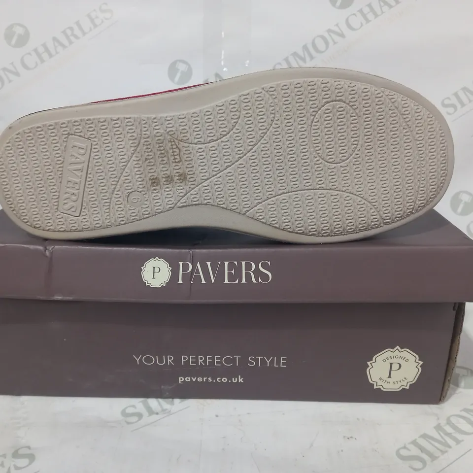 BOXED PAIR OF PAVERS TWO TONE SLIPPERS IN NAVY/RED SIZE 6