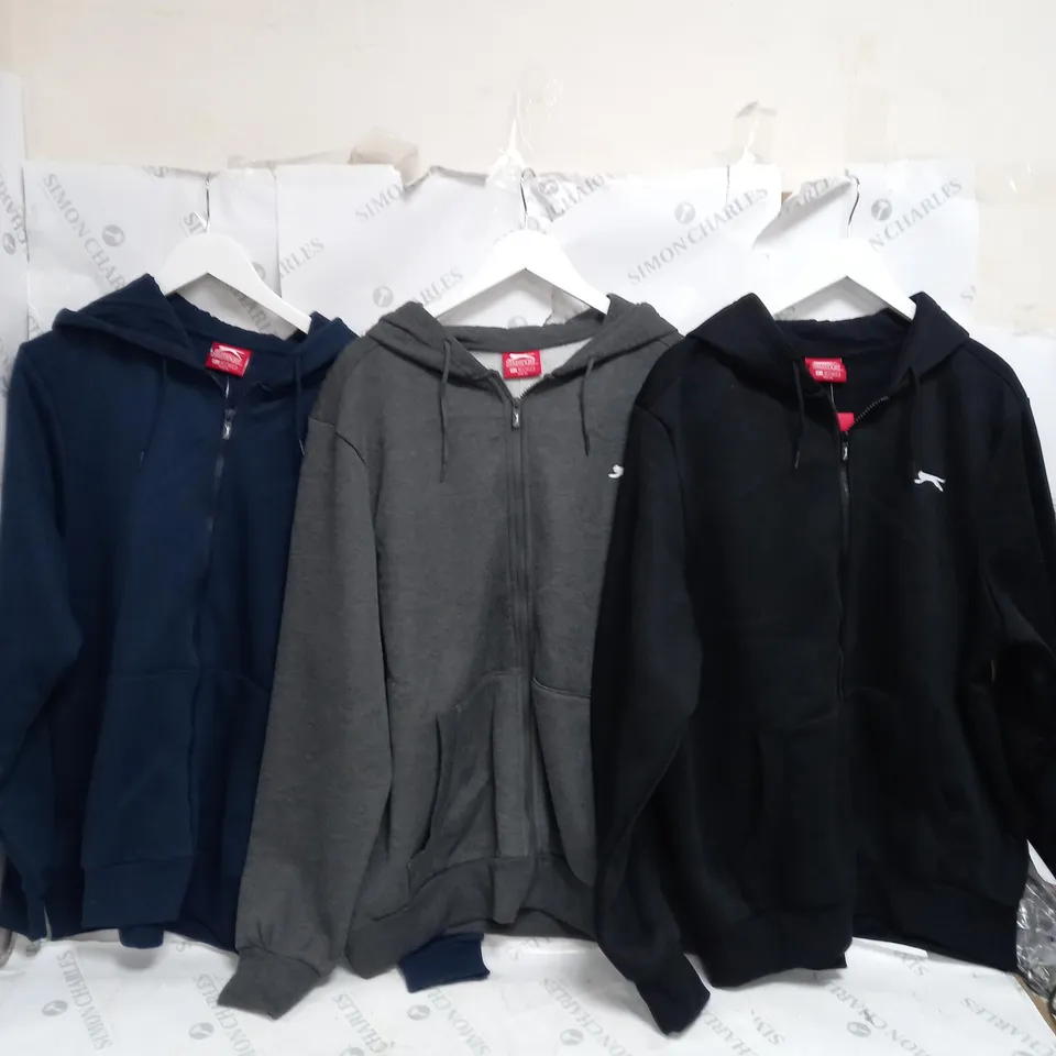 ASSORTED SLAZENGER PIECES OF CLOTHING TO INCLUDE JACKETS, T-SHIRTS, AND JOGGERS ETC. 