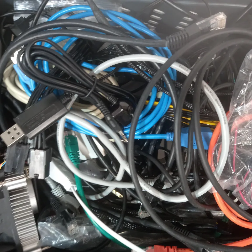 APPROXIMATELY 15 ASSORTED ELECTRICAL ITEMS TO INCLUDE DC BRUSHLESS FAN, SKY WIFI ROUTER, ETC