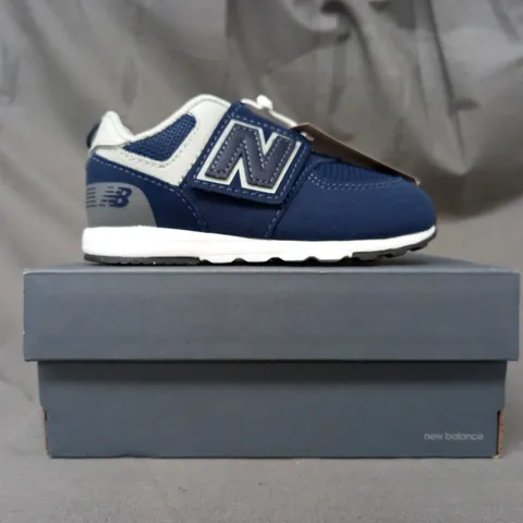 BOXED PAIR OF NEW BALANCE 574 INFANT SHOES IN NAVY UK SIZE 6