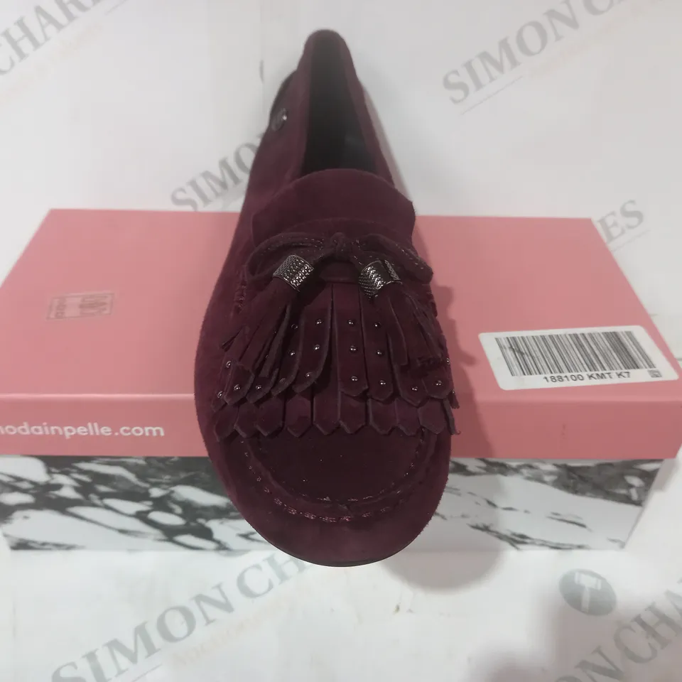 BOXED PAIR OF MODA IN PELLE ETHELIA SUEDE SHOES IN BURGUNDY SIZE 7