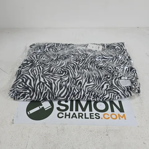 APPROXIMATELY 25 TAMSY ZEBRA PRINT MAXI DRESSES - XL