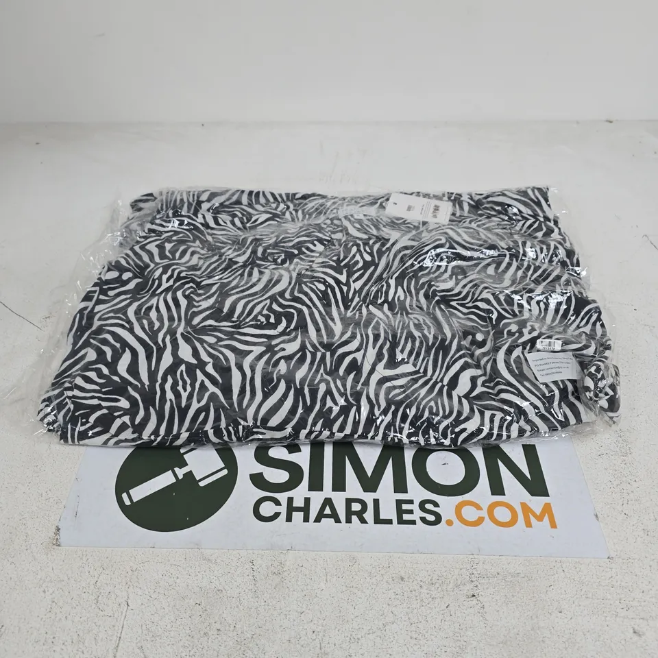 APPROXIMATELY 25 TAMSY ZEBRA PRINT MAXI DRESSES - XL 
