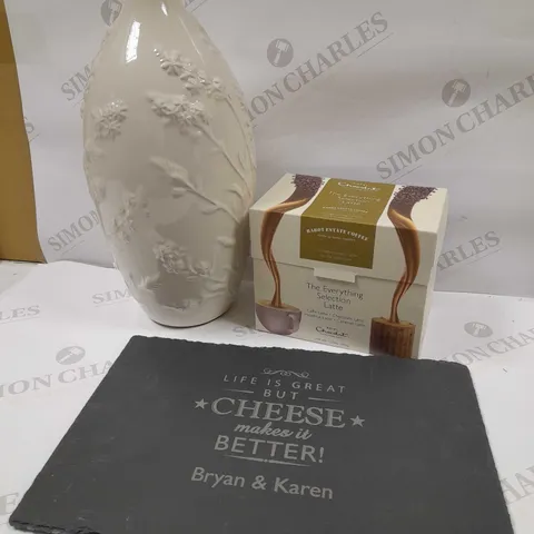 LOT OF 3 ASSORTED HOUSEHOLD ITEMS TO INCLUDE CERAMIC VASE, PERSONALISED CHEESEBOARD PLAQUE, THE EVERYTHING LATTE SELECTION