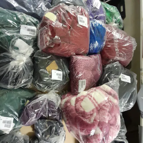 APPROXIMATELY 20 SSORTED CLOTHING ITEMS INVARYING SIZES, STYLES AND COLOURS