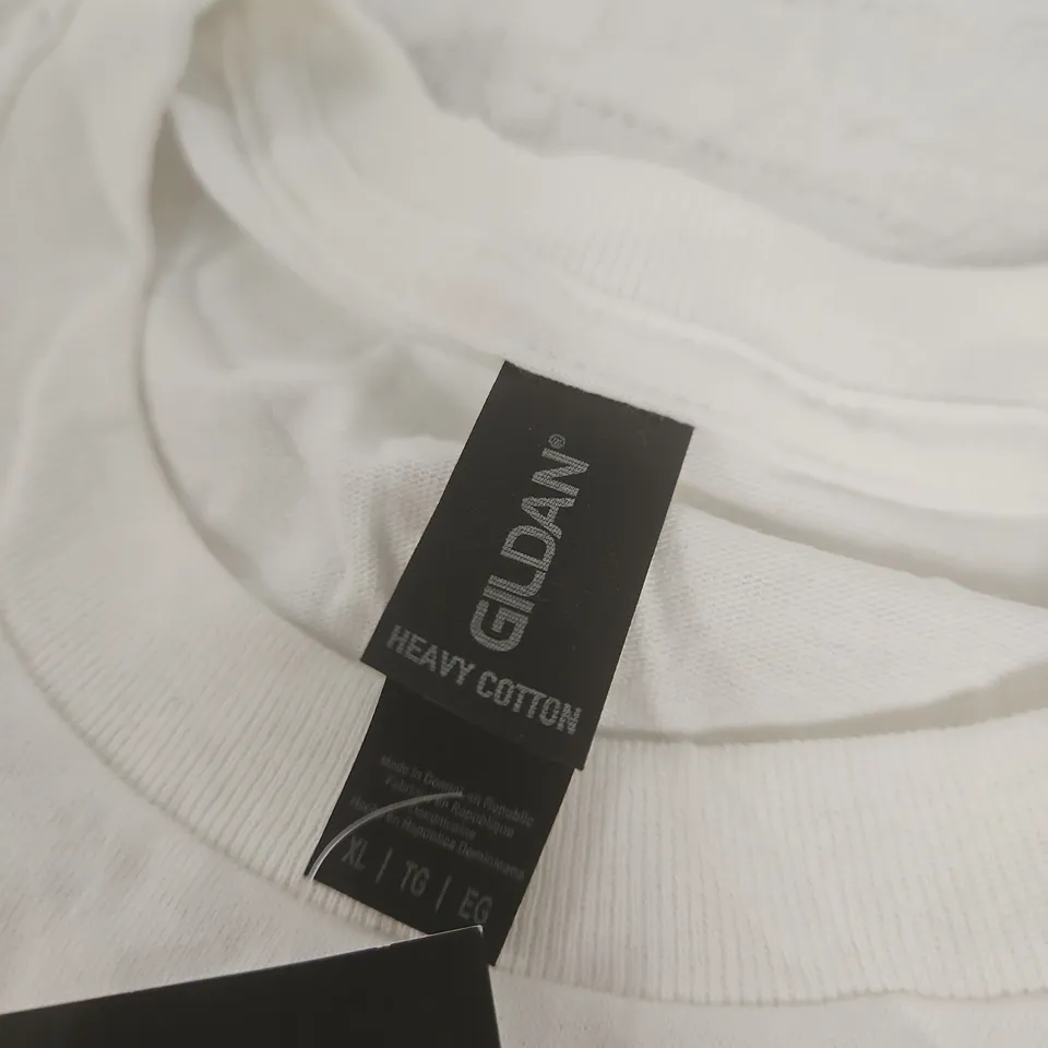 GILDAN WHITE T‑SHIRT WITH THE FANTASTIC BEACH BAR GRAPHIC – XL