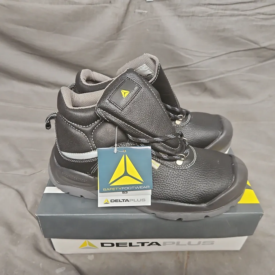 BOXED PAIR OF DELTAPLUS SAULT2 S3 BOOTS IN BLACK - UK 6.5