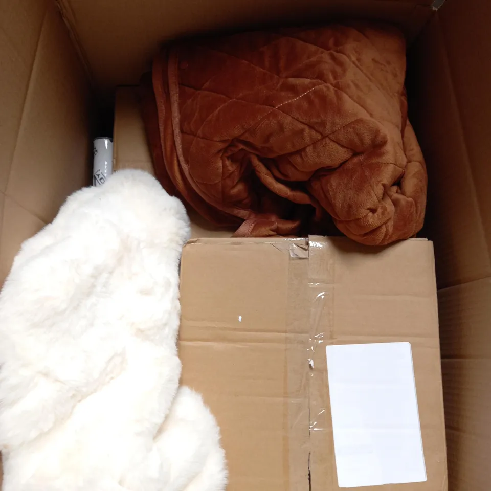 BOX OF APROXIMATELY 12 ASSORTED HOUSEHOLD ITEMS TO INCLUDE FITTED SHEETS , BAGS , STICK BLENDER , ETC 