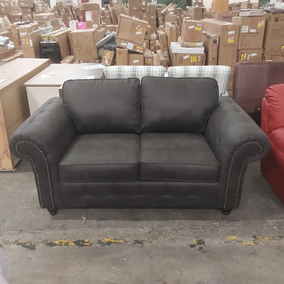 QUALITY DESIGNER 2-SEATER FABRIC UPHOLSTERED CHESTERFIELD SOFA