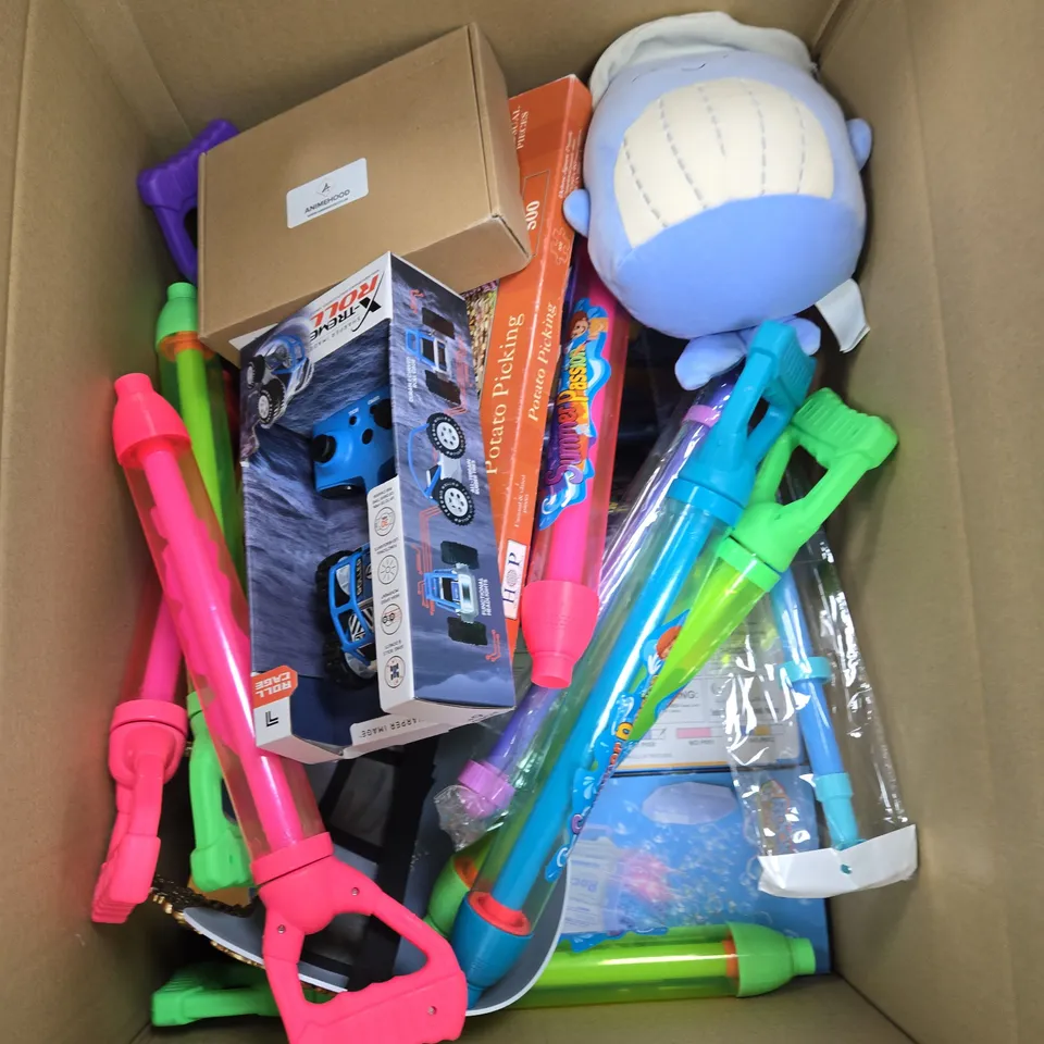 APPROXIMATELY 10 ASSORTED TOYS AND GAMES TO INCLUDE TEDDIES, WATER SQUIRTERS AND REMOTE CONTROL CAR
