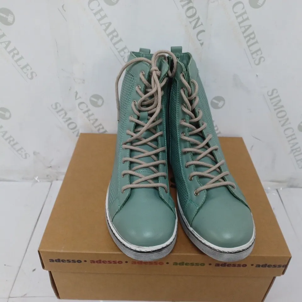BOXED PAIR OF ADESSO BOOTS SIZE 6