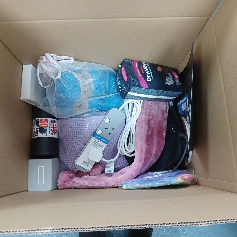 LOT OF APPROX 15 HOUSEHOLD ITEMS TO INCLUDE KITCHENWARE AND PERSONAL CARE