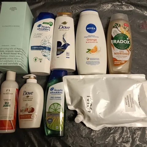 LOT OF APPROXIMATELY 15 ASSORTED HEALTH AND BEAUTY ITEMS TO INCLUDE NIVEA,RADOX AND HEAD & SHOULDERS
