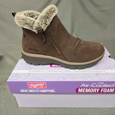 BOXED PAIR OF SKECHERS RELAXED FIT WOMENS BOOTS IN CHOCOLATE - 6
