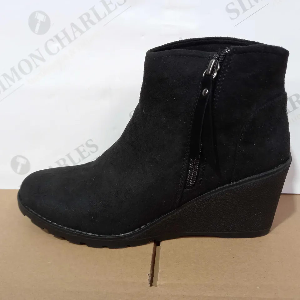 BOB'S SKECHERS TUMBLE WEED BOOTS BLACK - SIZE 5 1/2