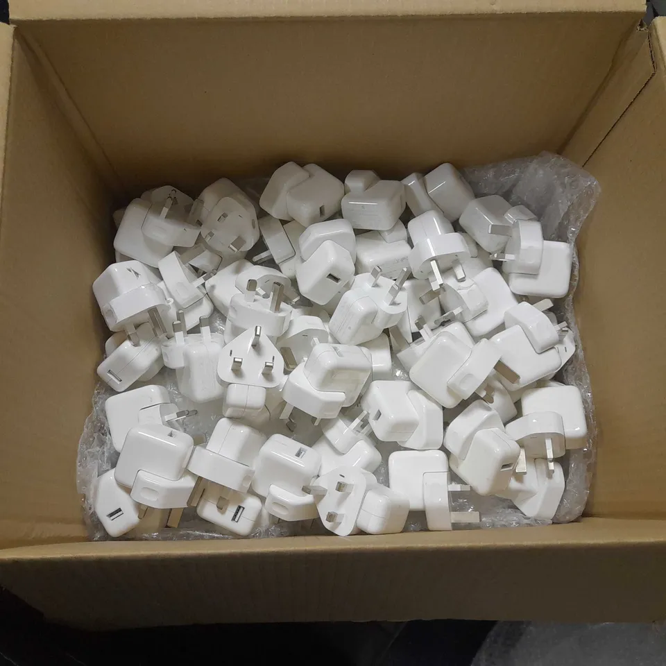 BOX OF APPROX 95 APPLE TRAVEL ADAPTOR PLUGS