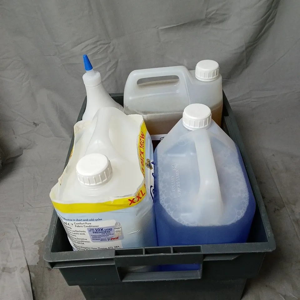 APPROXIMATELY 4 ASSORTED HOUSEHOLD LIQUID PRODUCTS TO INCLUDE EXTRA STRENGTH WASHING UP LIQUID, COMFORT PURE, LUCAS ENGINE OIL ETC