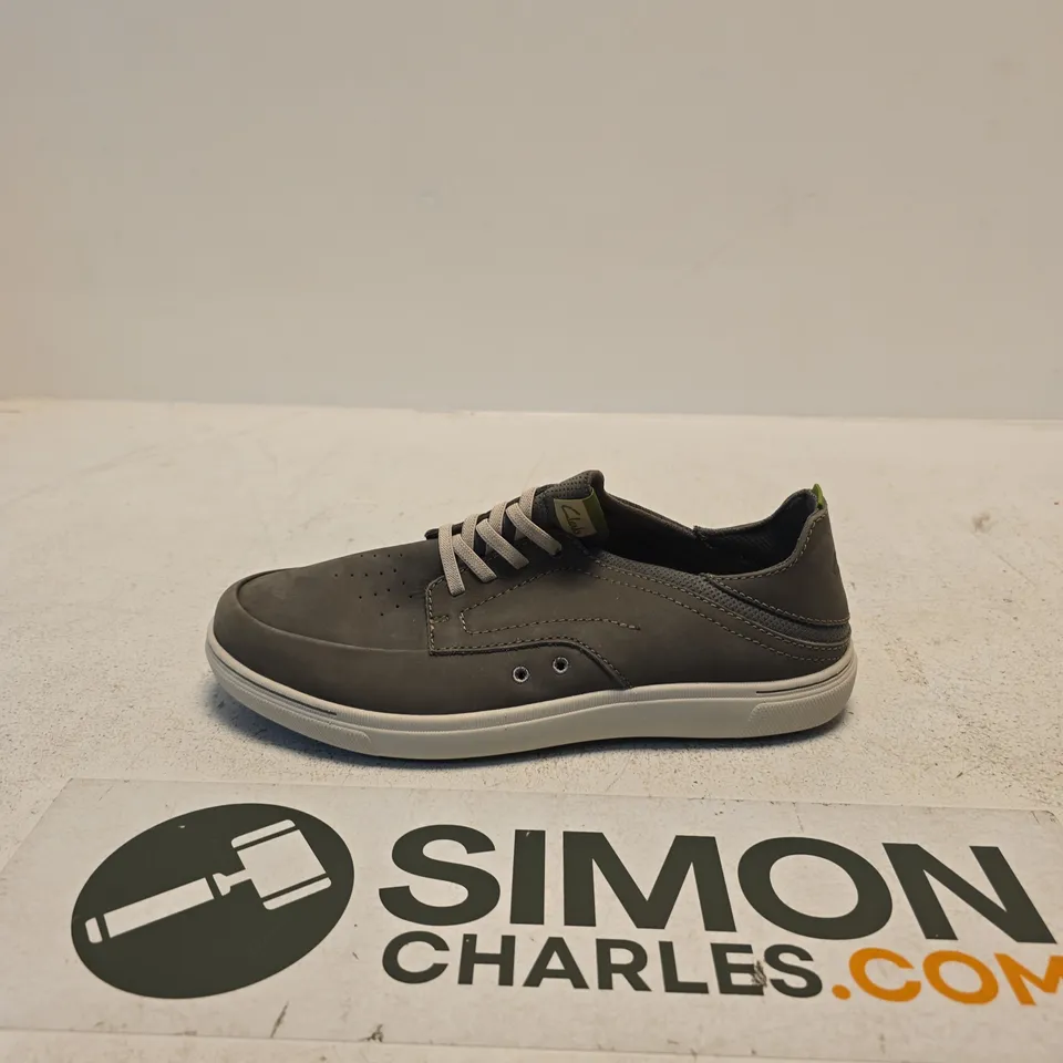 CLARKS MEN’S LEATHER TRAINER – DARK GREY NUBUCK, LACE-UP SIZE 9