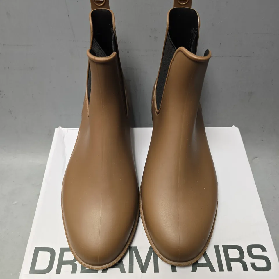 BOXED DREAM PAIRS BROWN SIZE 7