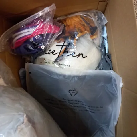 LOT OF ASSORTED CLOTHING ITEMS AND ACCESSORIES TO INCLUDE; T-SHIRTS, JUMPERS ETC