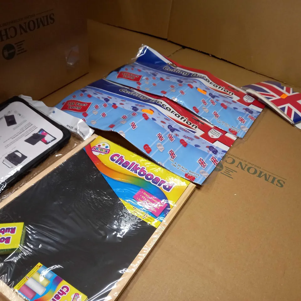 LOT OF APPROX 13 ASSORTED HOUSEHOLD/CRAFT ITEMS TO INCLUDE: CEILING DECORATIONS, CANVAS, ARTIFICIAL FLOWERS
