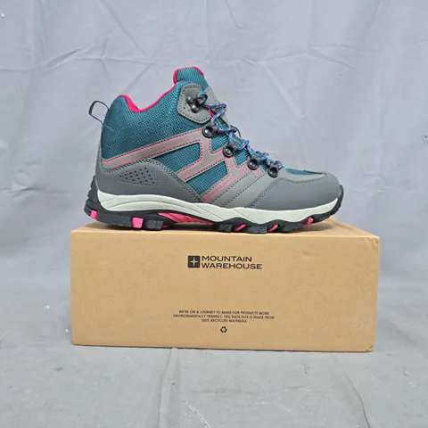 BOXED PAIR OF MOUNTAIN WAREHOUSE OSCXAR 2 KIDS WALKING BOOTS IN TEAL/MULTI SIZE UK 5